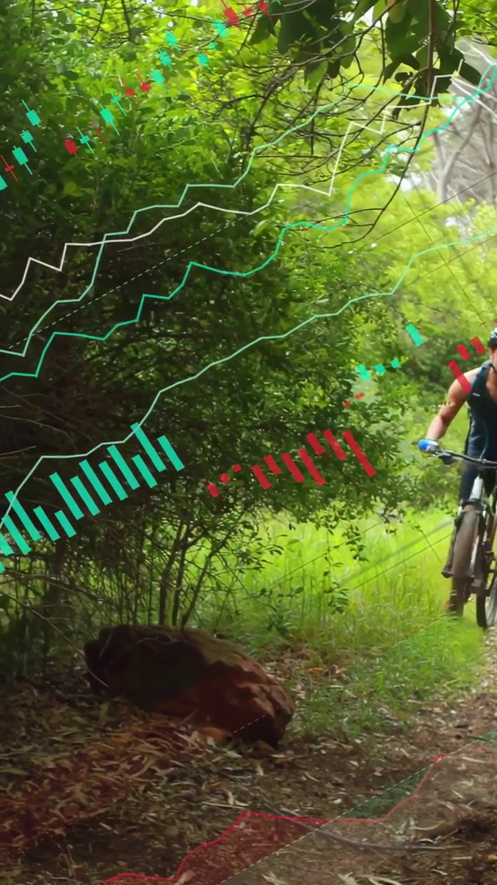 Video verticale: Ciclista che entra da destra, percorrendo un sentiero, mostrando grafici HUD per l'allenamento sportivo.