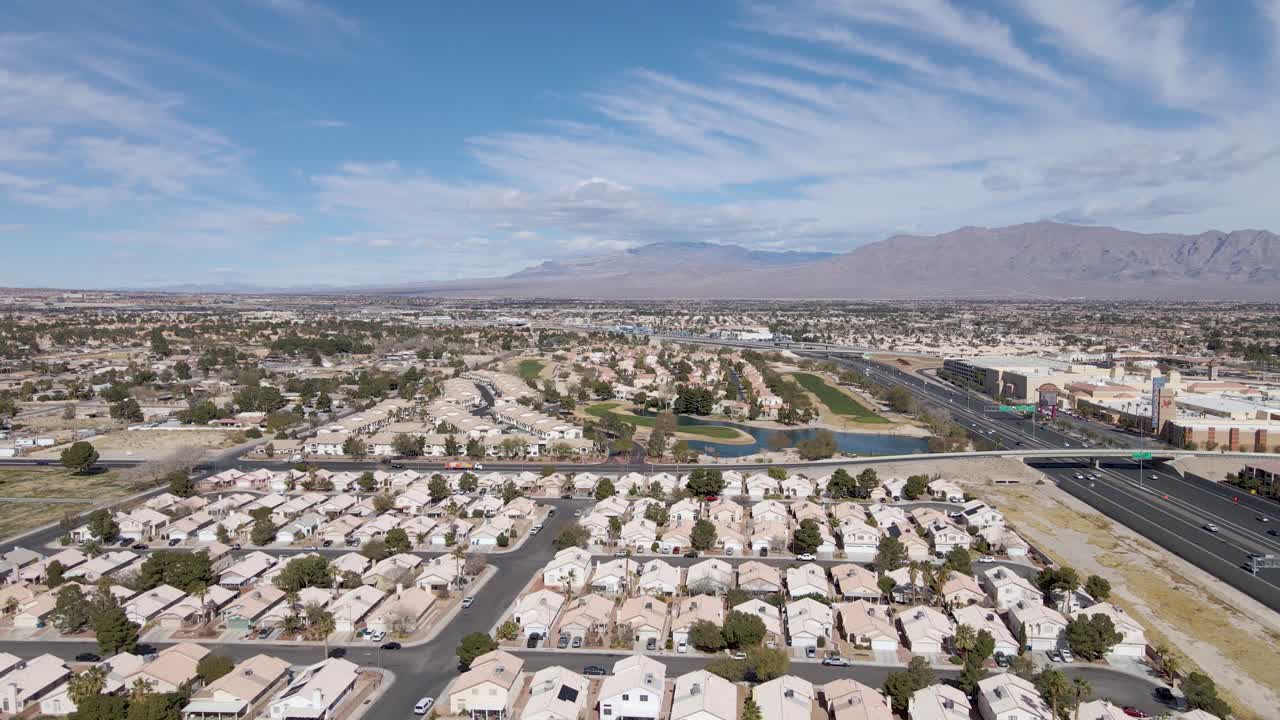 Vista aerea dei sobborghi di Summerlin, Las Vegas, con le montagne sullo sfondo
