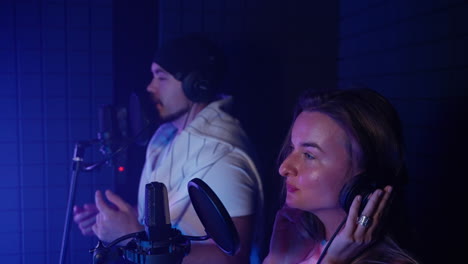 dos músicos grabando en un estudio