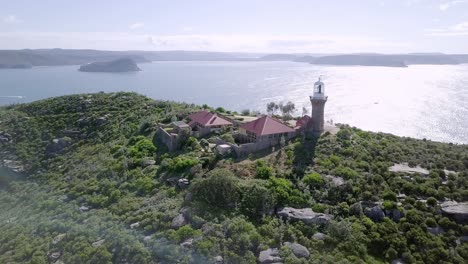 Ein-Leuchtturm-Und-Zwei-Häuser-Auf-Dem-Palmenstrand