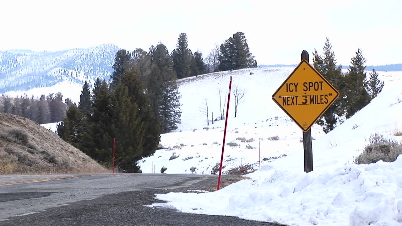눈 기둥은 산속의 시골 고속도로를 따라 늘어서 있다