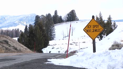 雪柱沿着山上的农村高速公路