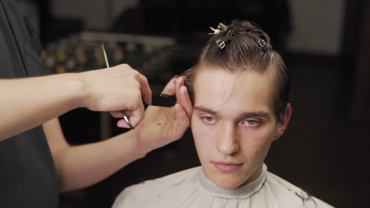 retrato de un cliente en una barbería