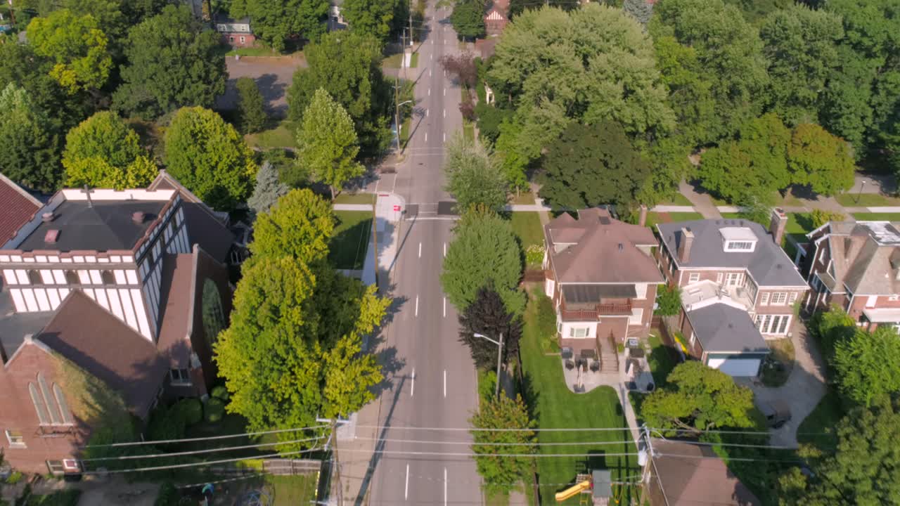 Vista aerea di case storiche signorili nel quartiere Indian Village a Detroit.