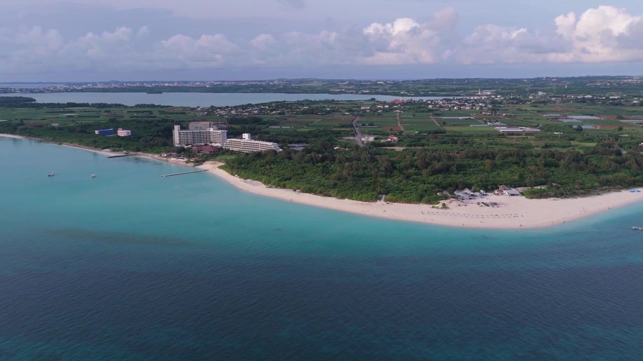 Filmato aereo orizzontale con panoramica a destra e poi carrellata a sinistra lungo la spiaggia di Yonaha e il ponte Kurima, Miyakojima, Okinawa, Giappone