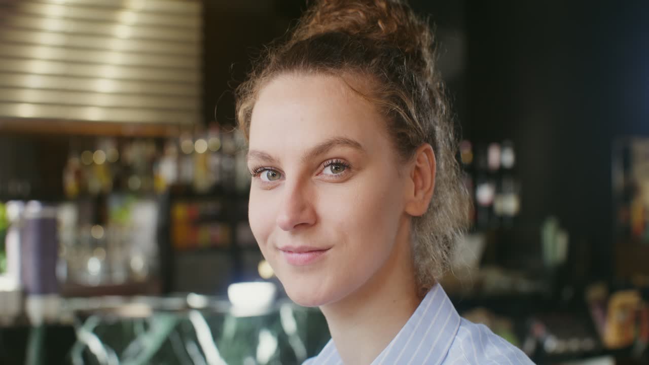Giovane donna in un caffè