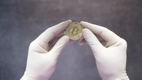 bitcoin en guantes médicos