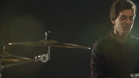 secuencia de movimiento lento del baterista tocando el kit de batería