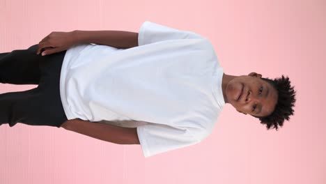 video vertical de un joven afroamericano adolescente retrato de la toma media