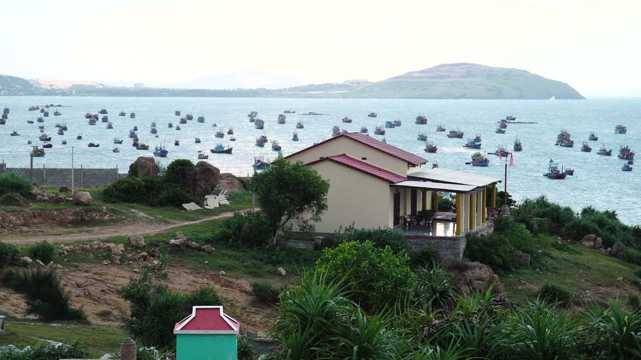 어선을 배경으로 베트남 빈 투언의 무이네 마을 해안에 있는 고래 사원