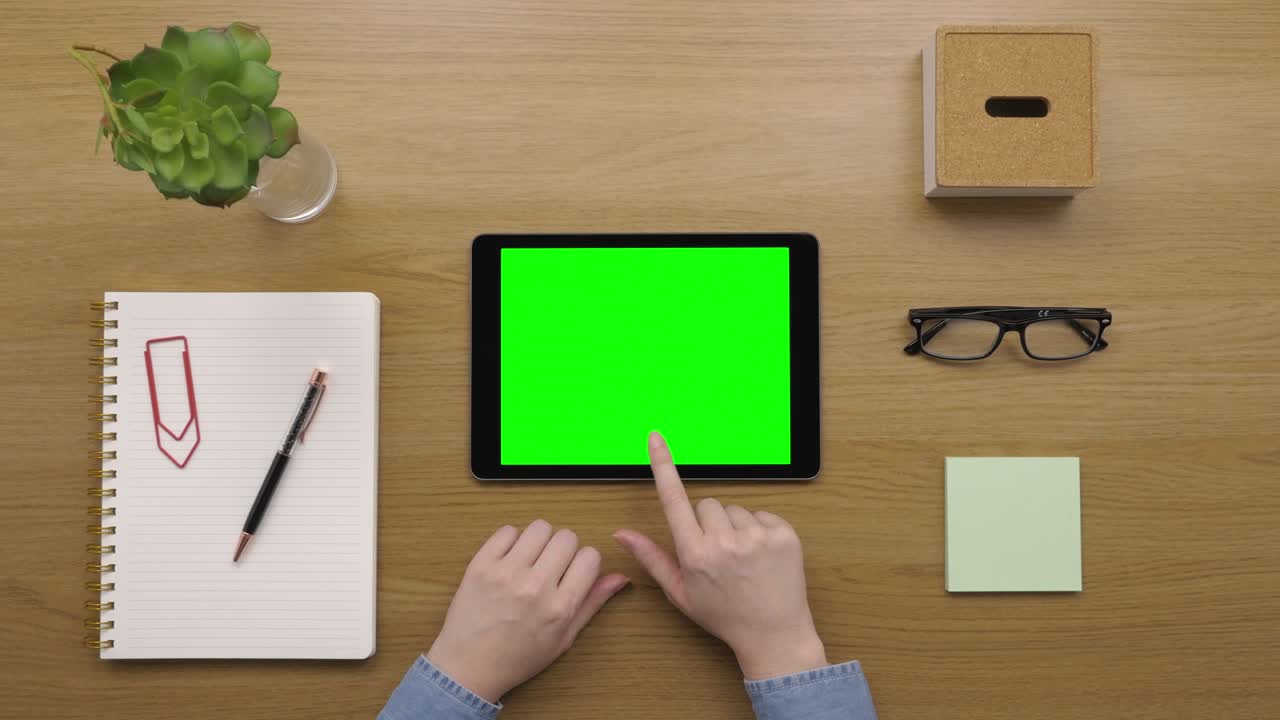 나무 책상 에서 디지털 태블릿 을 사용 하는 여자 의 머리 위