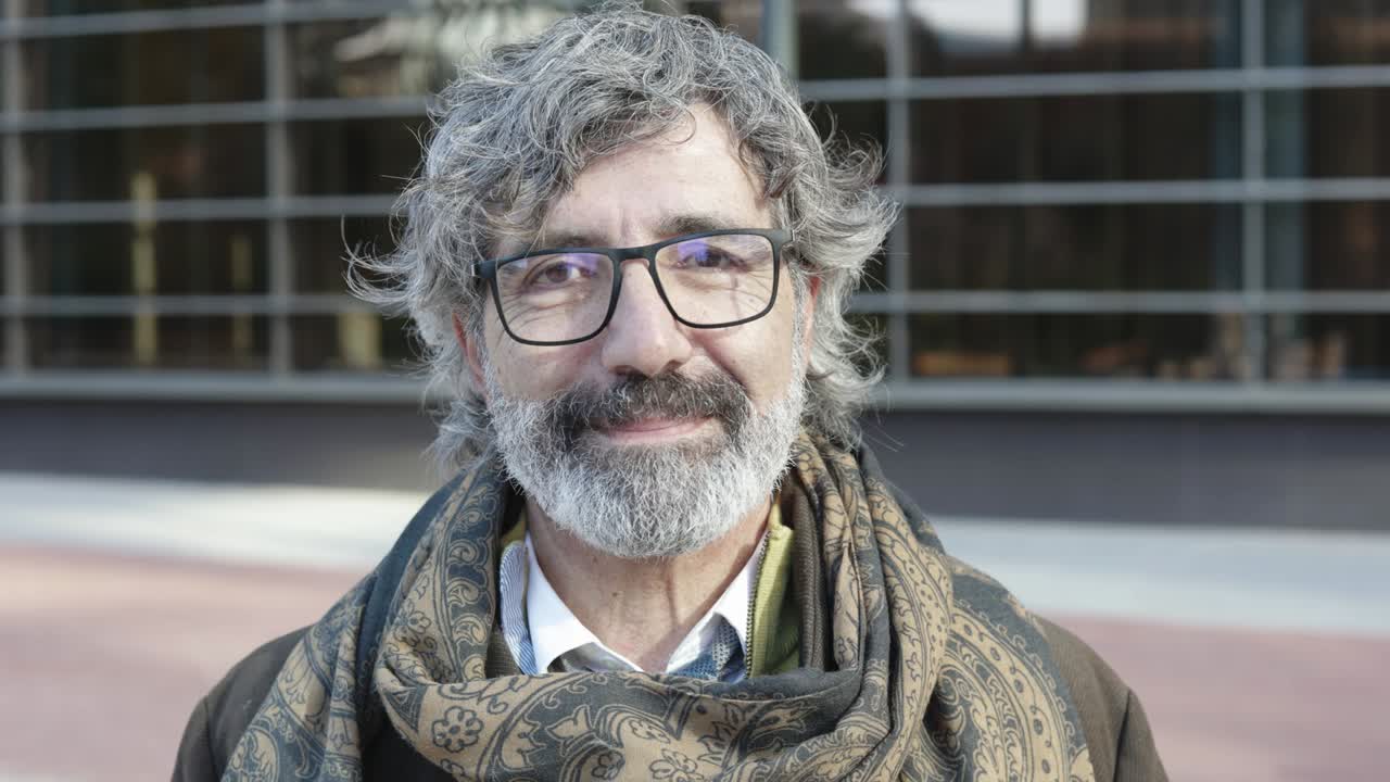 un hombre de negocios adulto y confiado mirando a la cámara.