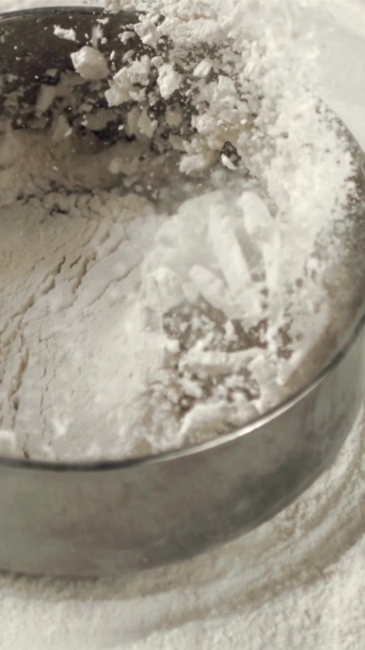 Jarak Dekat Tepung Putih Diayak ke dalam Cincin Logam