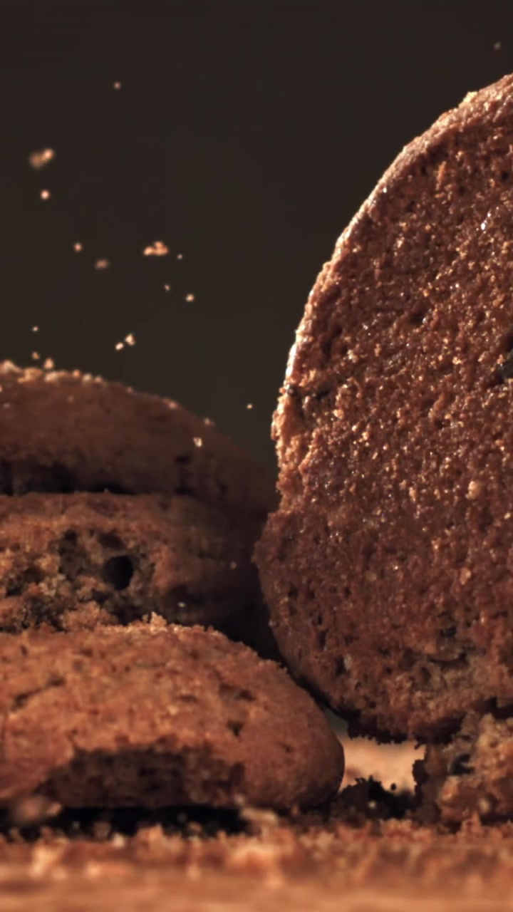 Biscotti con gocce di cioccolato in movimento rallentato che cadono e si frantumano