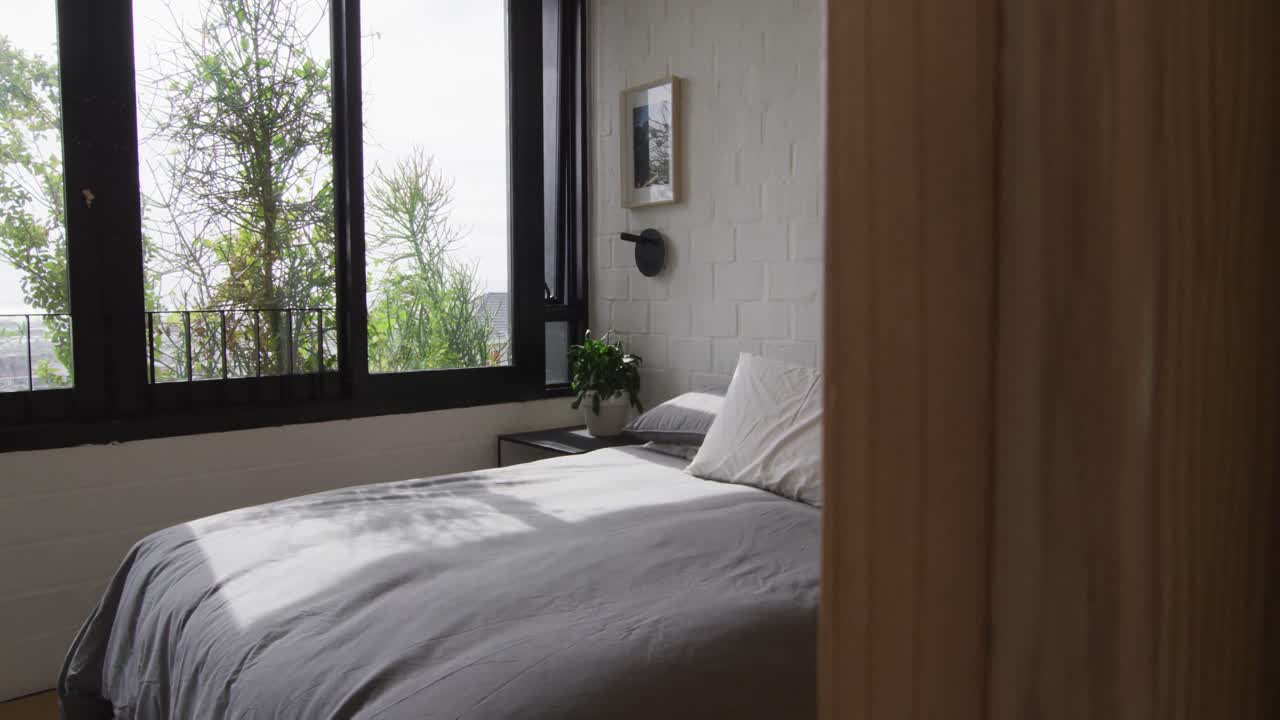 침대 와 창문 이 있는 현대적 인 침실 의 일반적 인 전망