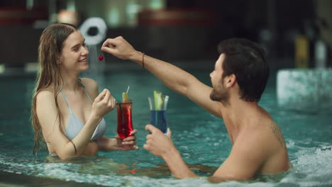 Nahaufnahme-Eines-Attraktiven-Paares,-Das-Spaß-Im-Pool-Hat.-Fröhliches-Paar,-Das-Cocktails-Trinkt