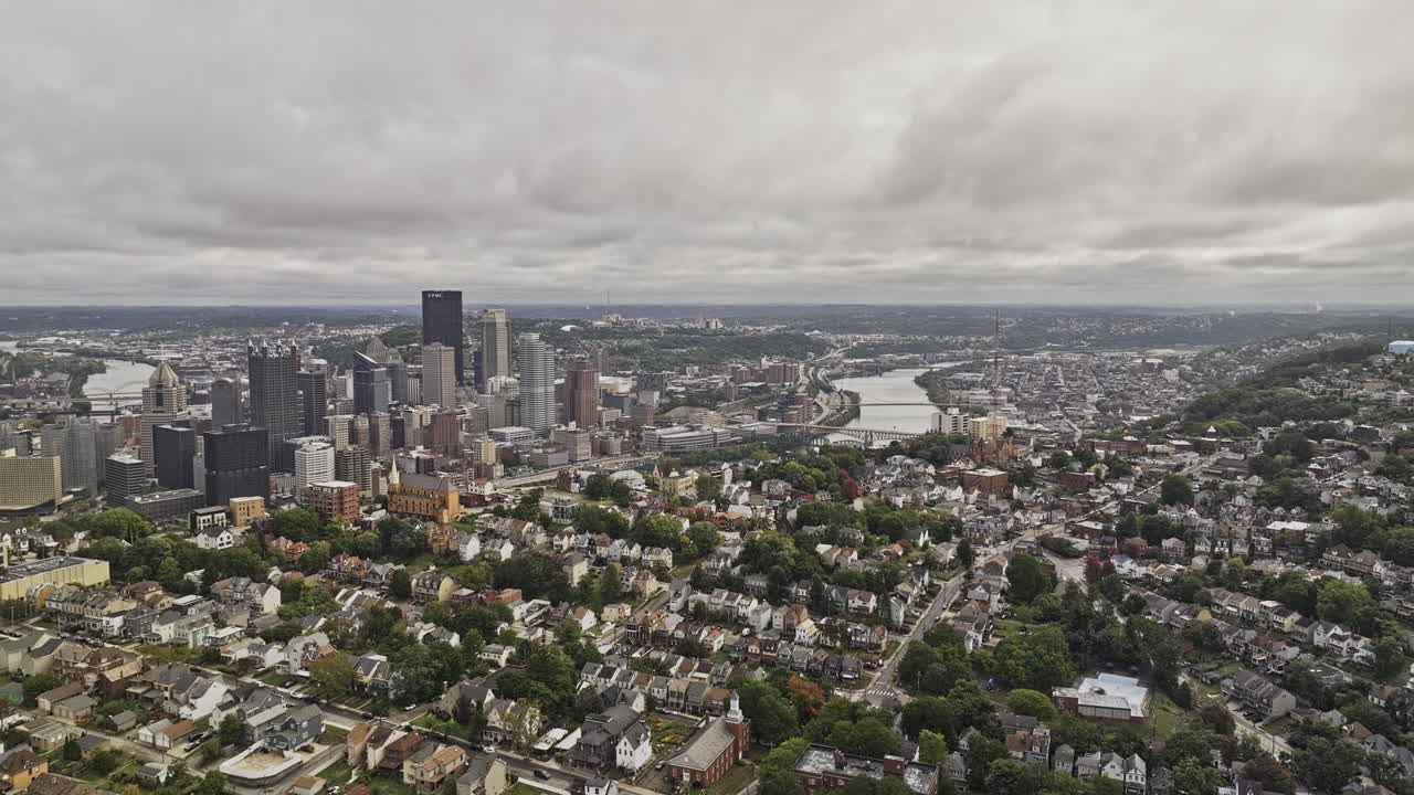 Vuelo aéreo v124 de Pittsburgh, Pensilvania, sobre Mount Washington, capturando un frondoso barrio residencial y el paisaje urbano del centro bajo un cielo cubierto - Filmado con Mavic 3 Pro Cine - 25 de septiembre de 2023