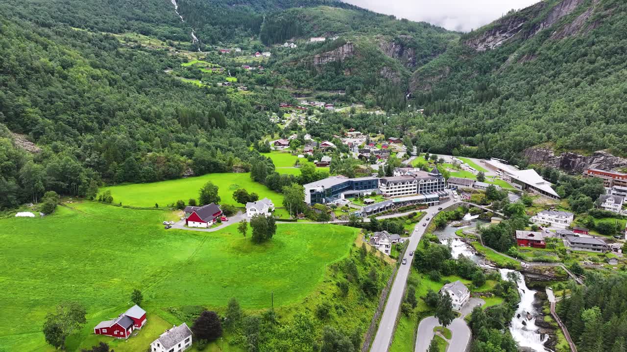 el pintoresco paisaje de noruega, vista aérea, el pueblo de geiranger y las colinas verdes