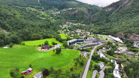 Pintoresco-Paisaje-De-Noruega,-Vista-Aérea,-Pueblo-De-Geiranger-Y-Colinas-Verdes