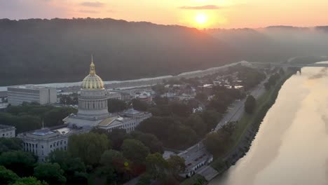 Amanecer-Aéreo-Empuja-Sobre-La-Capital-Del-Estado-De-Virginia-Occidental-En-Charleston,-Virginia-Occidental