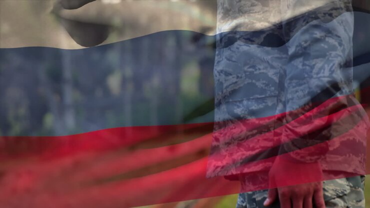 animation der russischen flagge über einem kaukasischen männlichen soldaten