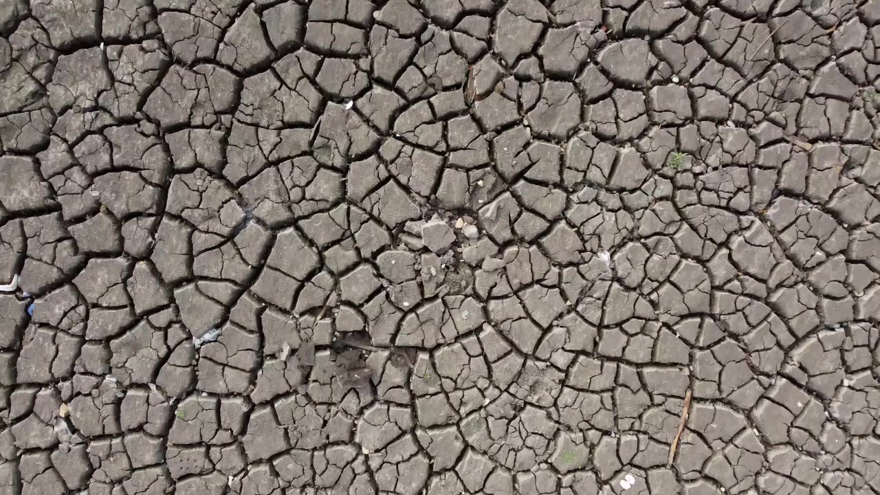 Una vista aerea di un letto di lago prosciugato e crepato esposto da ondate di calore e condizioni di siccità