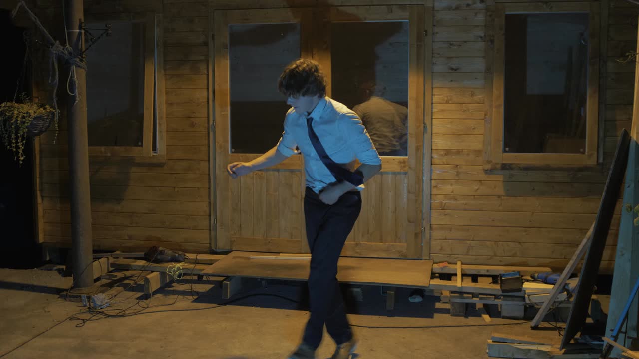 야외에서 춤을 추는 젊은이 스마트 의류 전기 스윙 댄스 동작