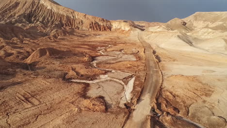 Luftaufnahme-Der-Trockenen,-Leblosen-Atacama-Wüstenlandschaft-Und-Der-Staubigen-Talstraße