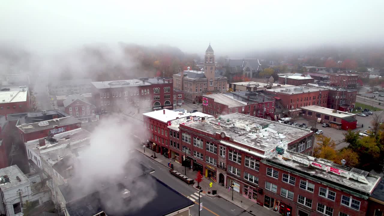 el humo y el vapor se elevan en la niebla matutina en montpelier vermont