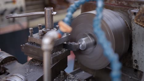 de virutas metálicas que se retiran gradualmente de una barra de hierro en un torno de torneado metálico