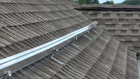 primer plano del techo con rieles de montaje de paneles solares instalados