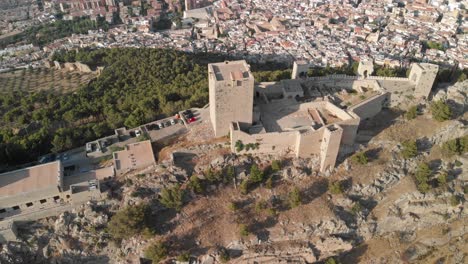 Castillo-De-Jaen,-España-Castillo-De-Jaen-Volando-Y-Tomas-Terrestres-Desde-Este-Castillo-Medieval-En-La-Tarde-De-Verano,-Tambien-Muestra-La-Ciudad-De-Jaen-Hecha-Con-Un-Drone-Y-Una-Camara-De-Accion-A-4k-24fps-Usando-Filtros-Nd-55