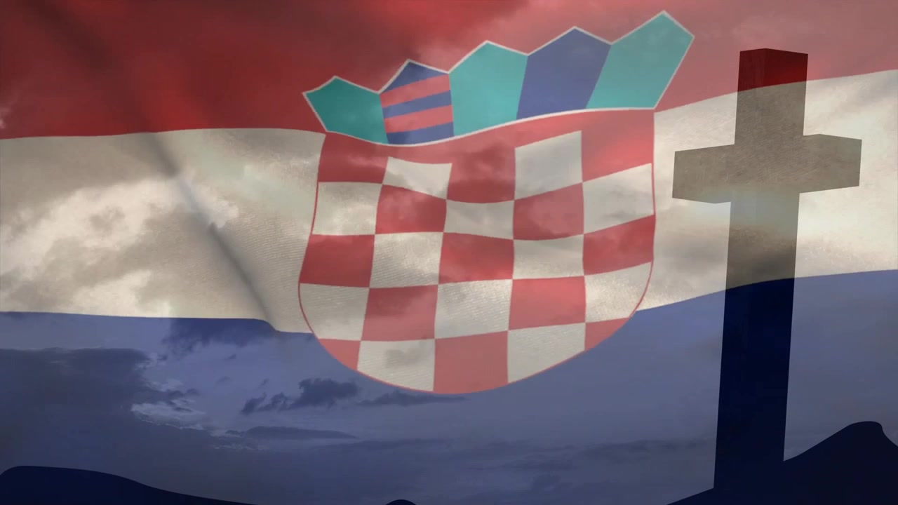 Bei Einbruch der Dämmerung weht die kroatische Flagge über Wolken, Hügeln und einem Kreuz und ehrt das nationale Erbe.