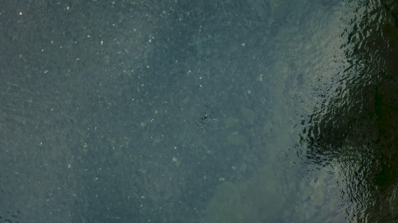 drone volando sobre un hermoso río de salmón en el verano-1