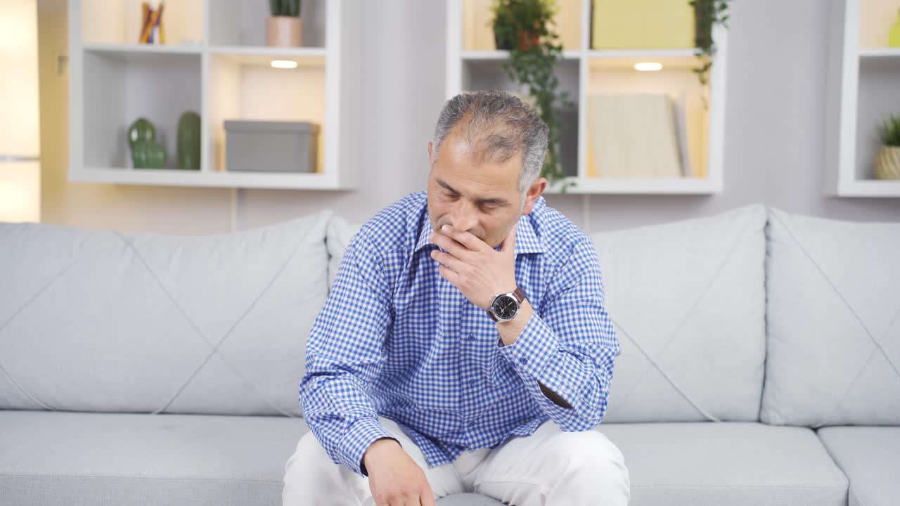 el hombre en duelo está pensando y sufriendo de depresión.