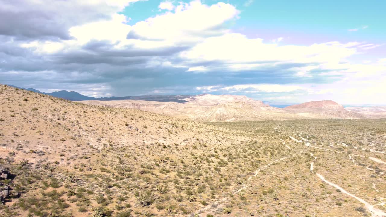 drone sobre el avión del desierto en una mañana soleada
