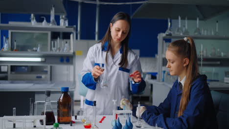 estudiantes de ciencias en un experimento de laboratorio