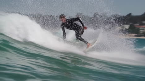 surfistas montando olas