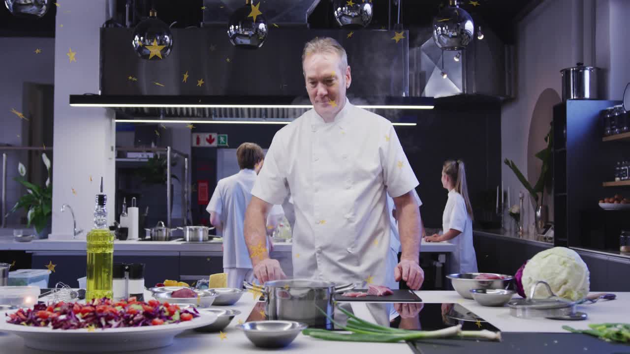 Chef che taglia cipolle e mescola una pentola in cucina, mentre scintille dorate celebrano il successo.