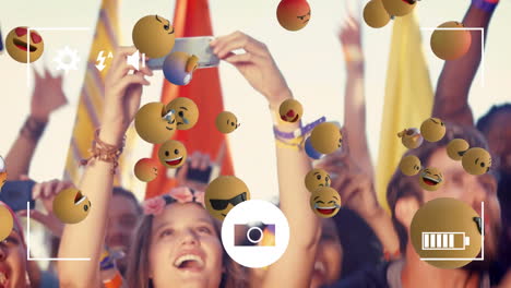 iconos de emoji con una mujer tomando una selfie en el fondo