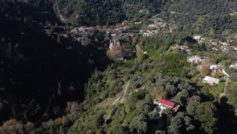 Pequeño-Pueblo-En-Las-Montañas-Lleno-De-Bosque