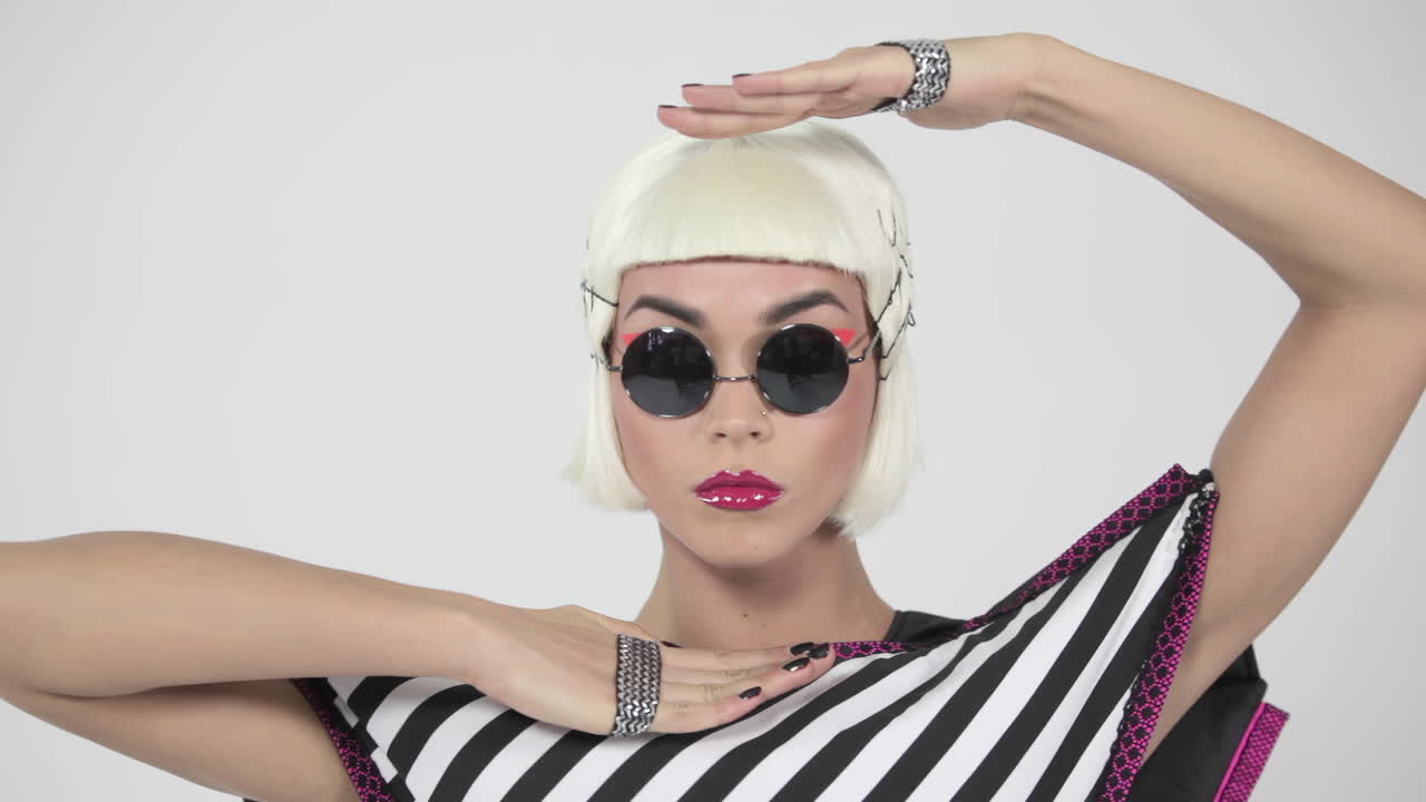 트렌디한 액세서리를 가진 패션 모델