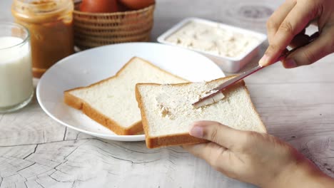 making a simple breakfast sandwich with cream cheese and bread