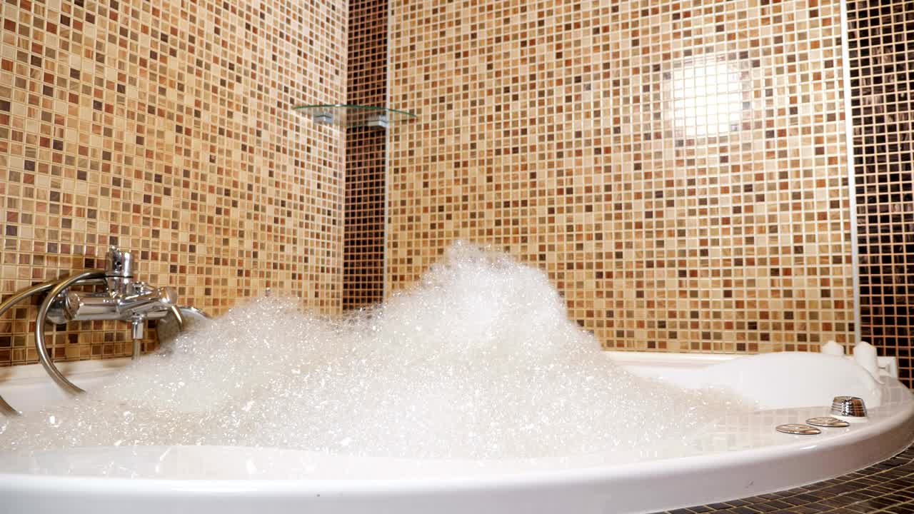 뜨거운 욕조에 있는 색 부드러운 거품