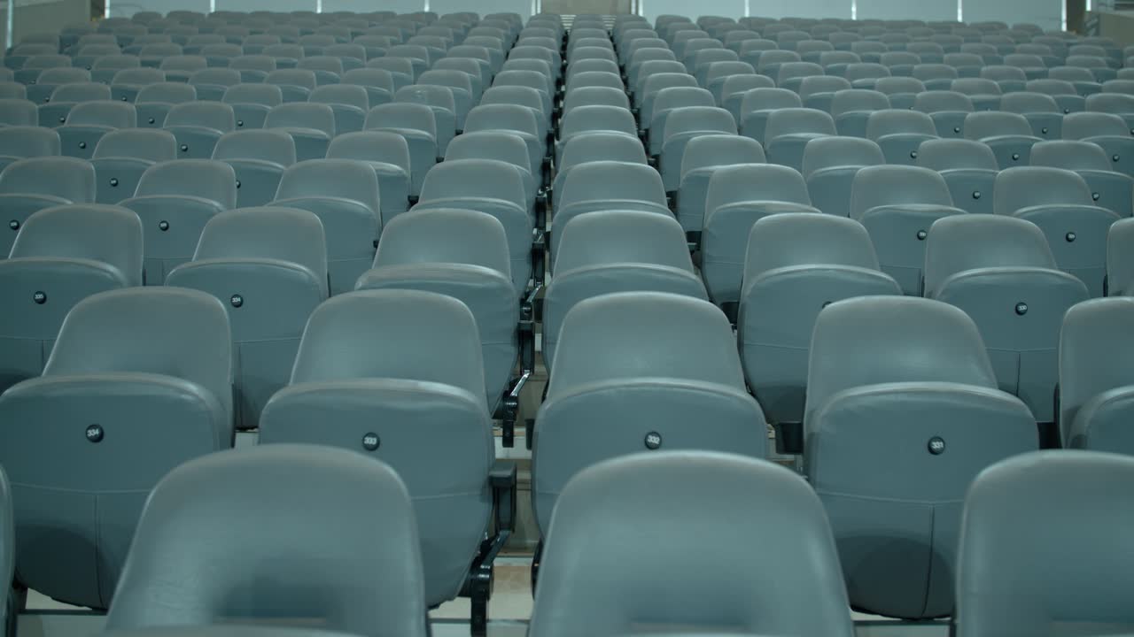 filas de asientos del estadio de eventos vacíos durante el bloqueo de cuarentena, vista estática