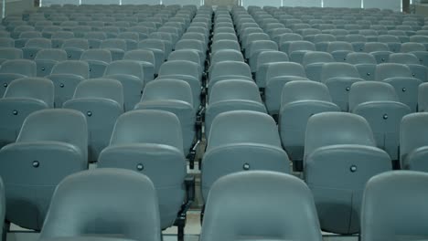 filas de asientos del estadio de eventos vacíos durante el bloqueo de cuarentena, vista estática