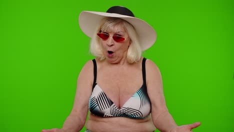 sorprendido vieja mujer madura turista levantando las manos, hacer pregunta qué, razón de la falla en la llave de croma