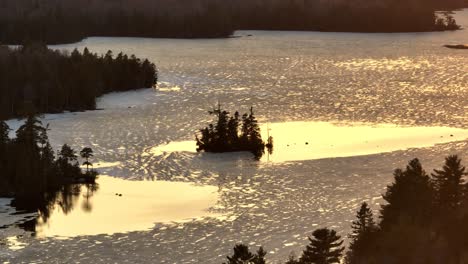 Goldene-Stunde-Sonnenlicht-Scheint-Auf-Den-Hebronsee-Und-Lässt-Die-Eisdecke-Schmelzen