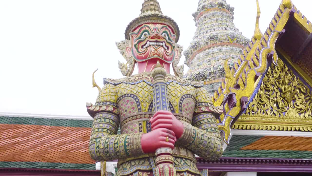 el guardián yaksa frente a la puerta, wat phra kaew, bangkok, tailandia