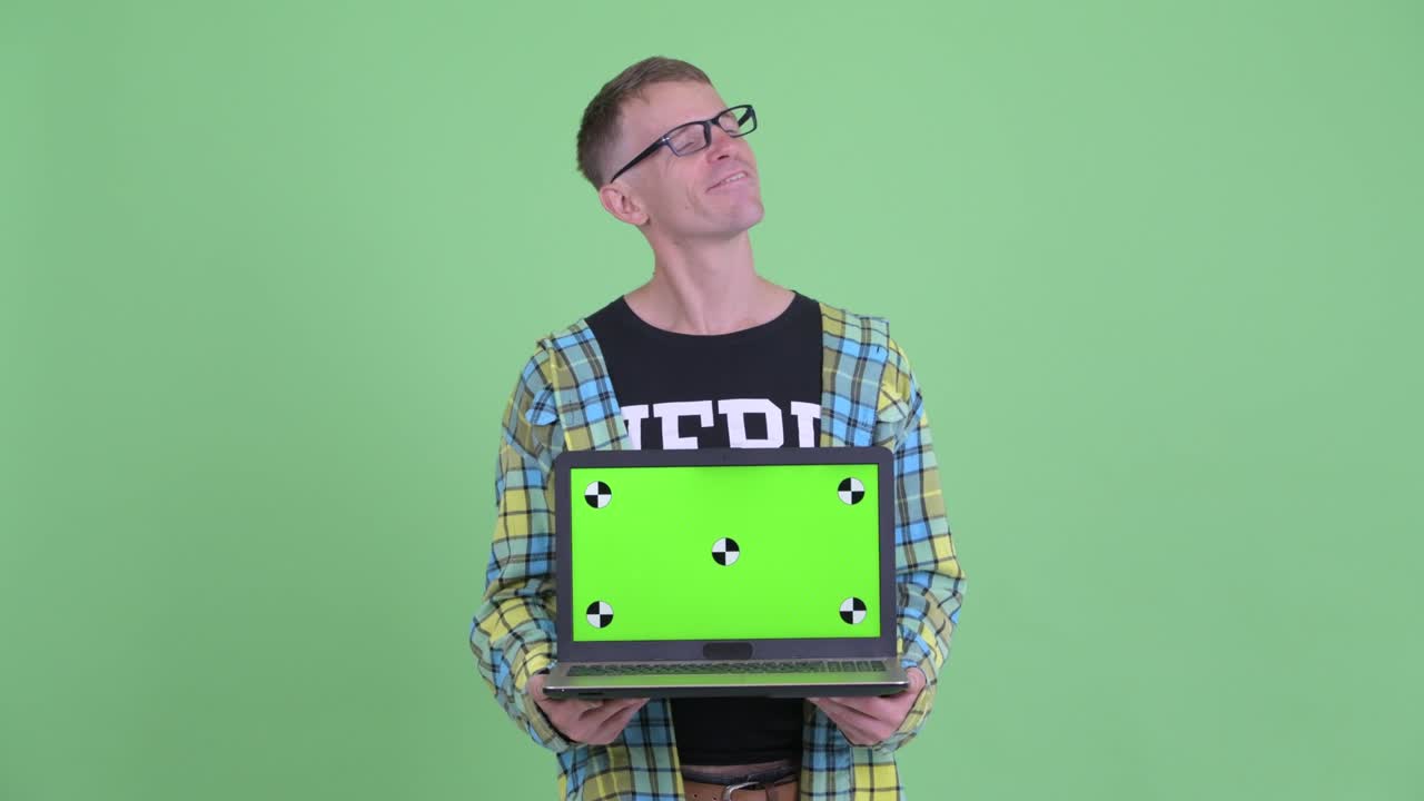 retrato de un hombre nerd con gafas